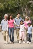 18710550 portrait de famille multi générations chinois à pied dans le parc (...)
