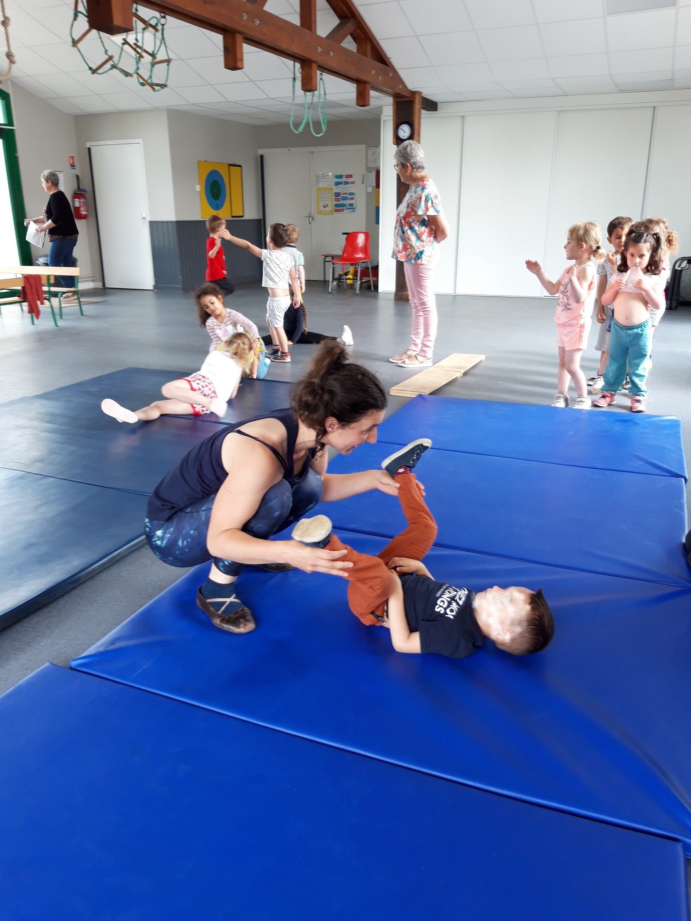 cirque-acrobatie-et-rolla-bolla-les-coles-maternelle-et