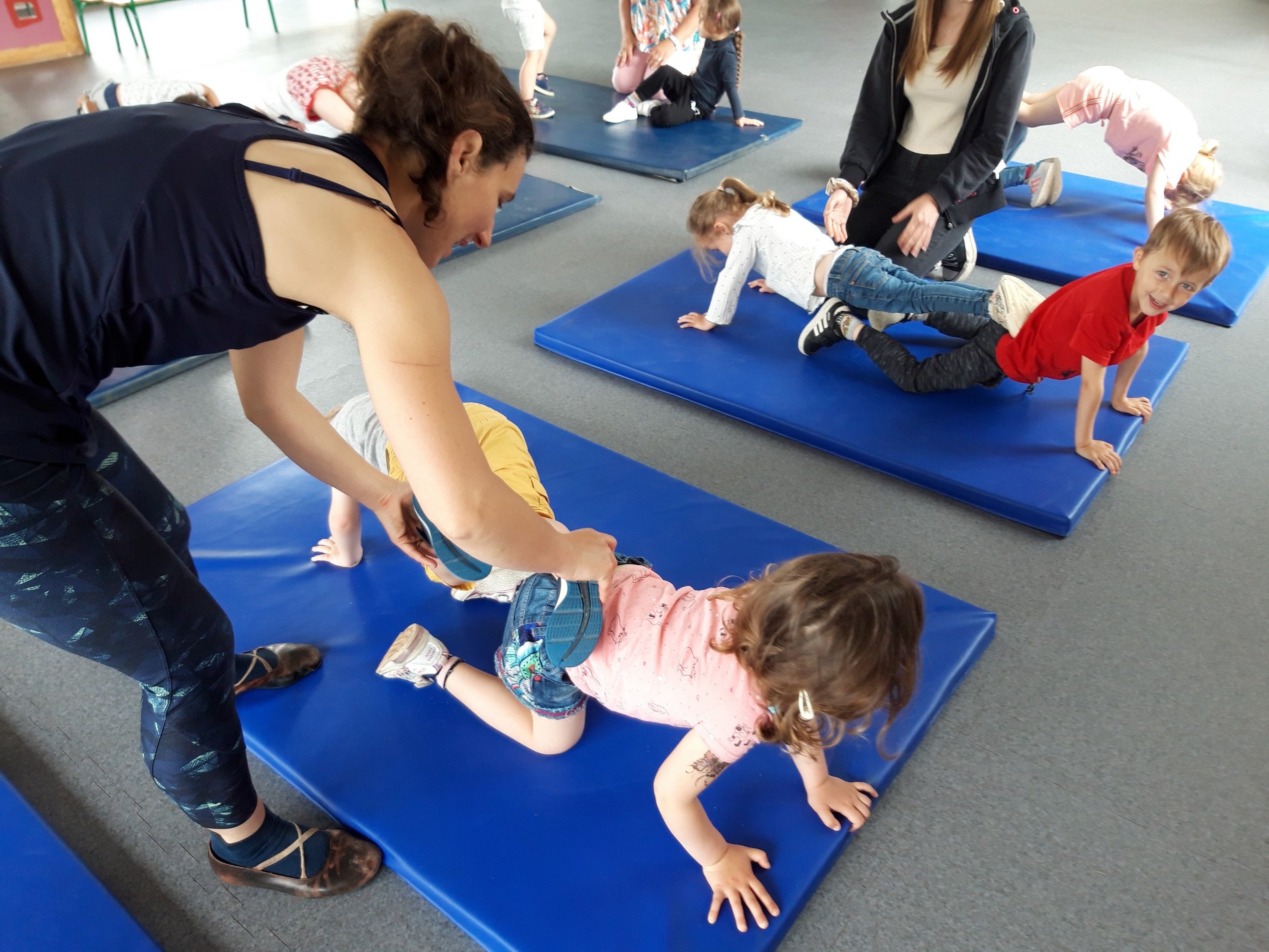 cirque-acrobatie-et-rolla-bolla-les-coles-maternelle-et