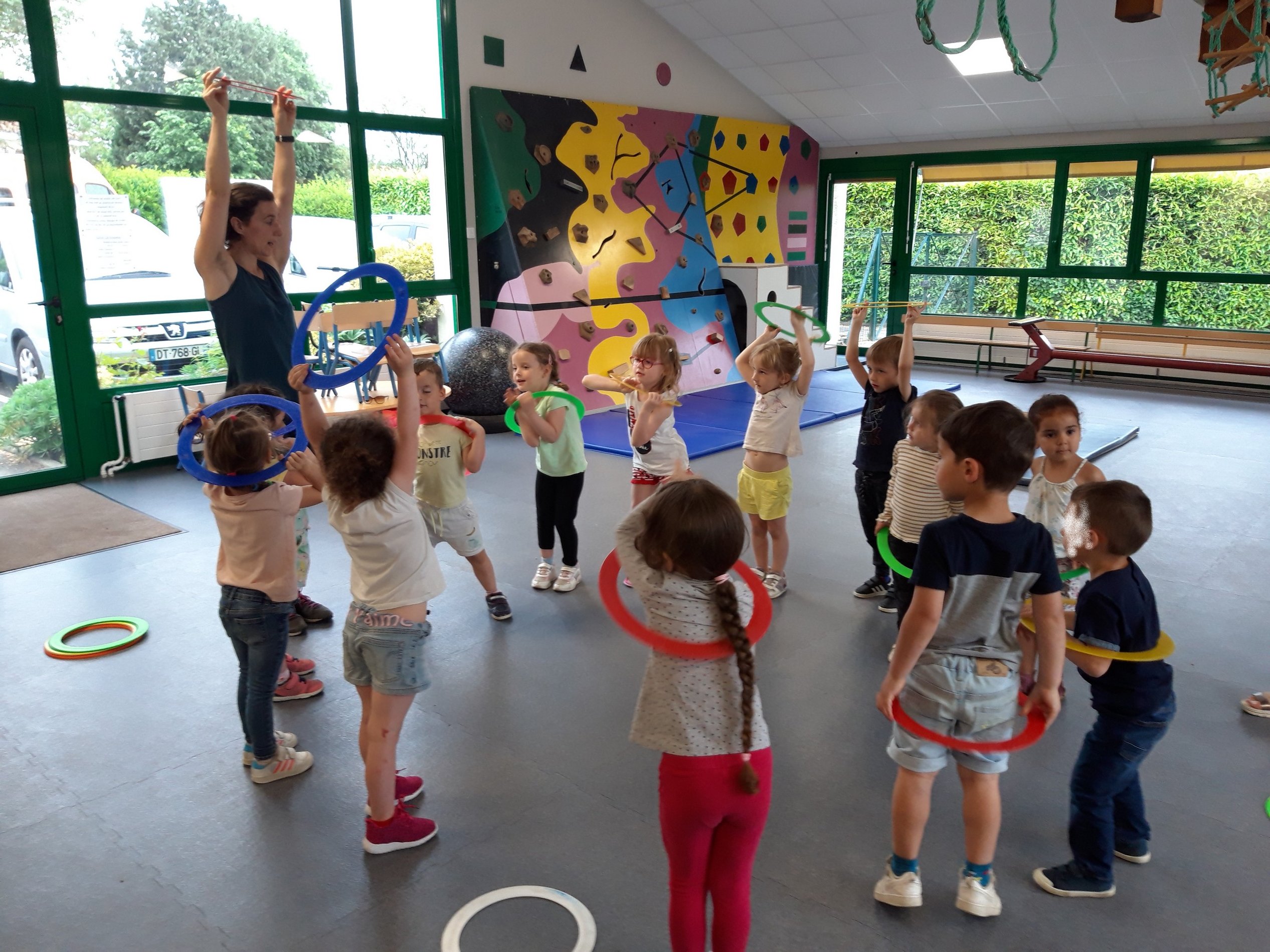 cirque-acrobatie-et-rolla-bolla-les-coles-maternelle-et