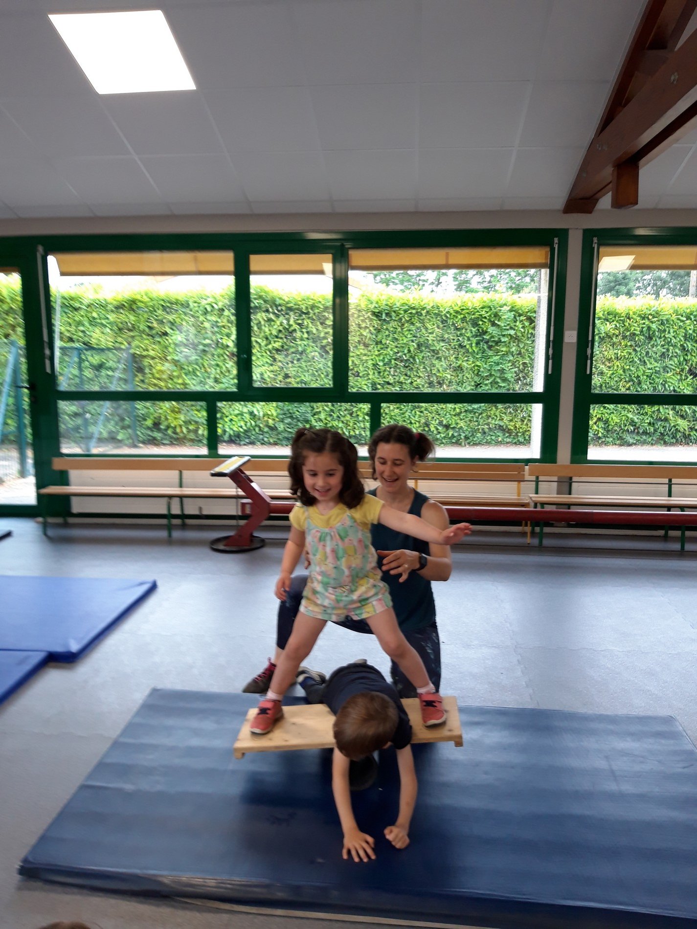 cirque-acrobatie-et-rolla-bolla-les-coles-maternelle-et