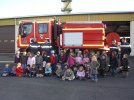 Les enfants devant le camion de pompiers