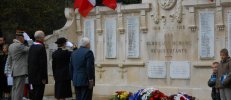Mr le Maire devant le monument aux morts