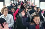01 Départ : dans le bus, c'est la fête !